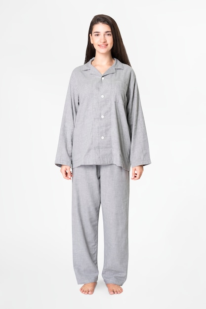 灰色のパジャマを着た女性が快適なパジャマアパレル全身