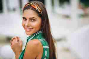 Foto gratuita donna in abito verde in spiaggia