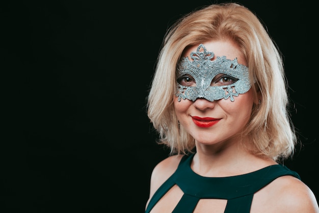 Foto gratuita donna in maschera di carnevale grigio