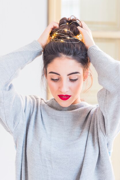 Woman in grey putting garland in hair