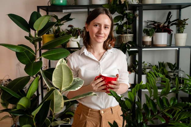 家で植物を育てる女性