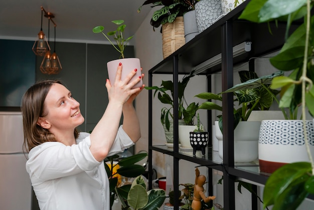 家で植物を育てる女性