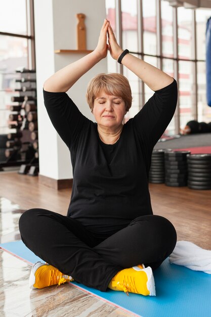 Foto gratuita donna in palestra che fa yoga