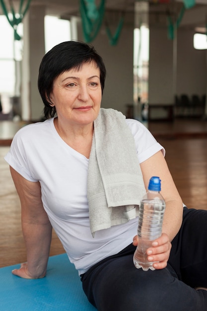 Donna a riposo in palestra