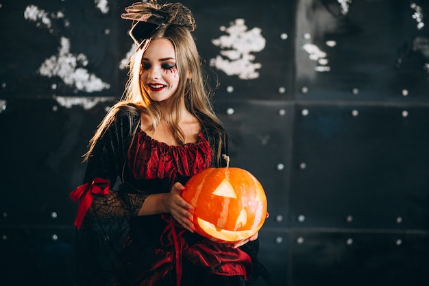 ハロウィーンの衣装の女性