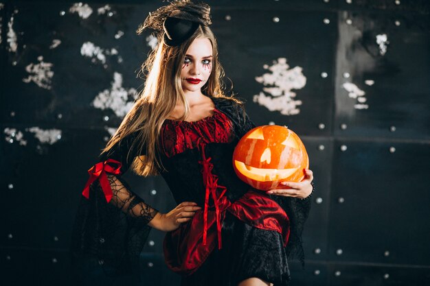 ハロウィーンの衣装の女性