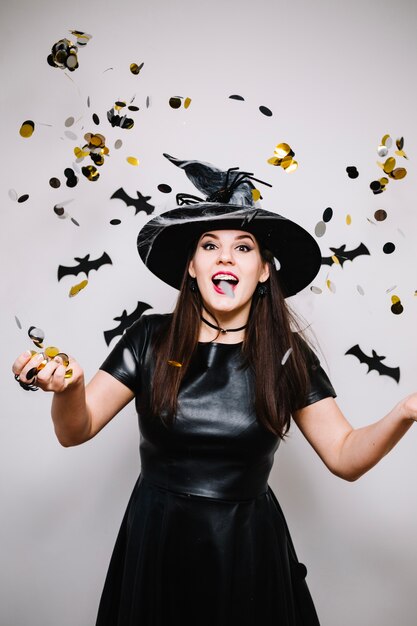 Donna in cappello di Halloween con confetti