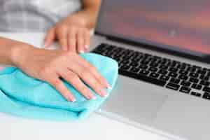 Foto gratuita computer portatile di pulizia della mano della donna a casa