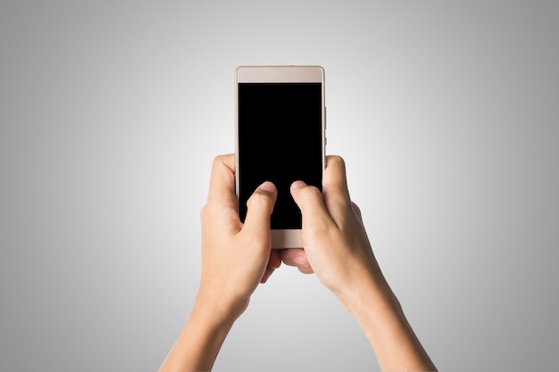 Бесплатное фото Женщина рука держит смартфон пустой экран. копирование пространства. рука, проведение смартфон, изолированных на белом фоне.