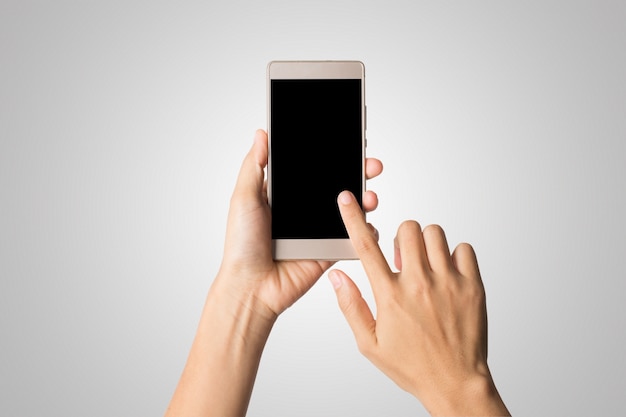 Foto gratuita mano della donna che tiene lo schermo astuto del telefono astuto. copia spazio. mano che tiene smartphone isolato su sfondo bianco.