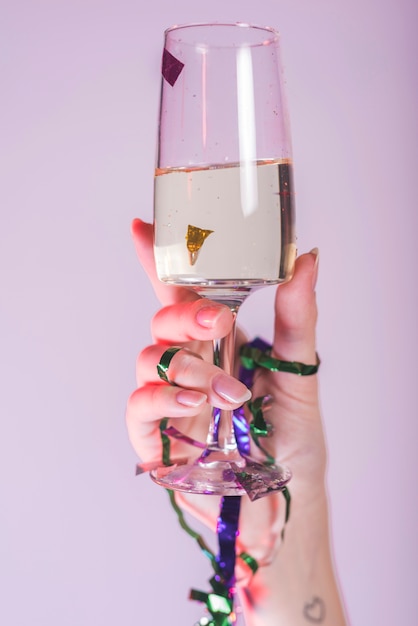 Foto gratuita mano di donna che tosta il bicchiere di champagne