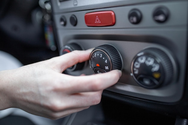 여자 손을 켜는 자동차 에어컨 시스템 자동차 에어컨 끄기 버튼 보기 닫기