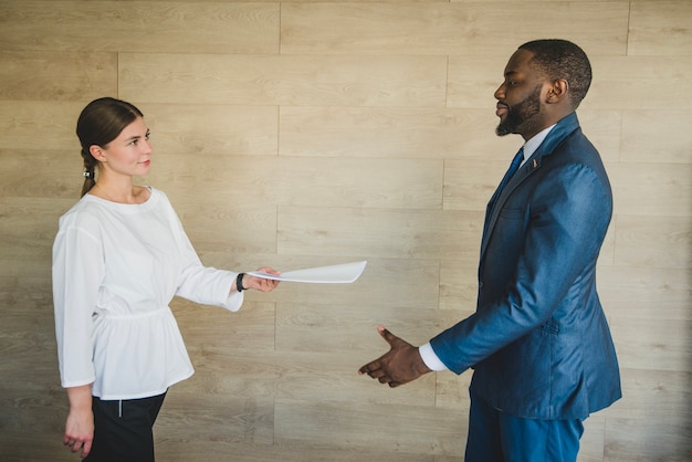 Free photo woman handing document to businessman