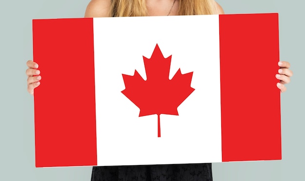 女性の手はカナダの旗の愛国心を保持します