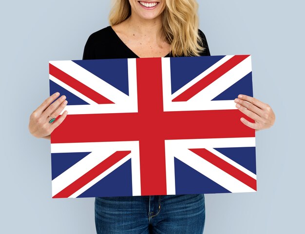 女性の手はイングランド英国旗愛国心を保持します