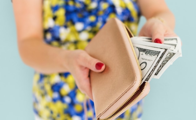 Женщина руки холдинг кошелек доллар законопроект оплаты концепции