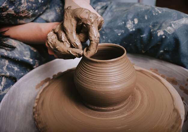 陶器を作る女性の手
