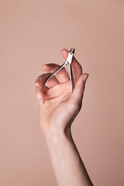 Foto gratuita mani di donna con prodotto per la cura delle unghie