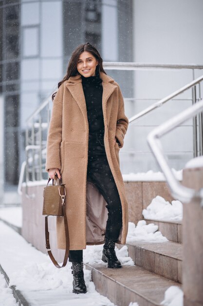 冬の外のコートで幸せな女