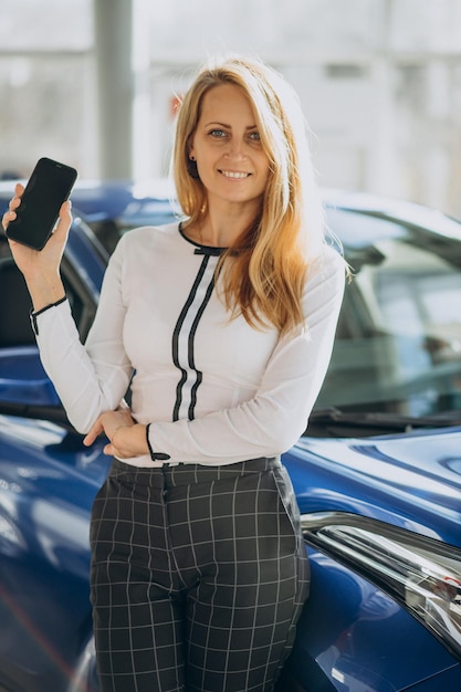 La donna felice ha appena comprato la sua nuova auto