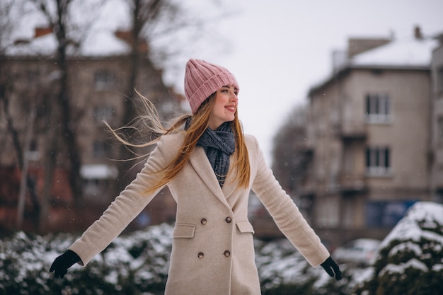 Foto gratuita donna felice in un parco di inverno