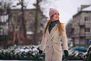 Foto gratuita donna felice in un parco di inverno