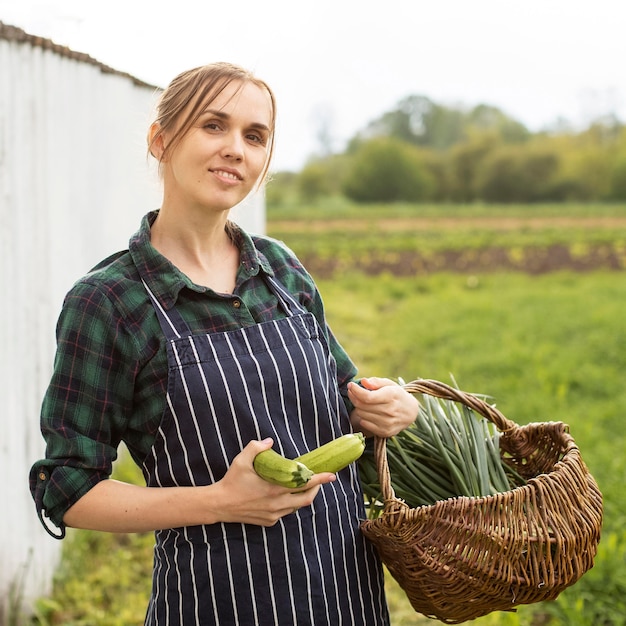 Donna che raccoglie verdure