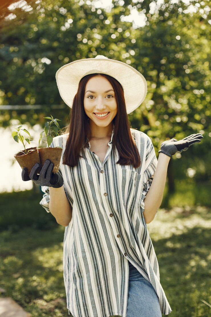 무료 Photo 화분을 들고 모자에있는 여자