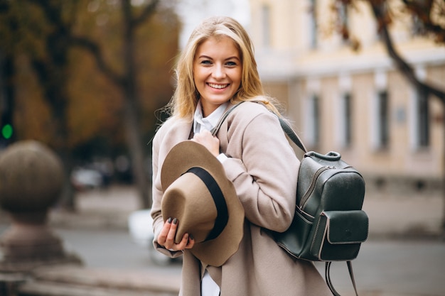 Женщина в шляпе с перемещением сумки