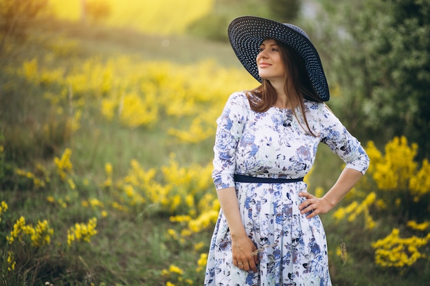 Foto gratuita donna con cappello