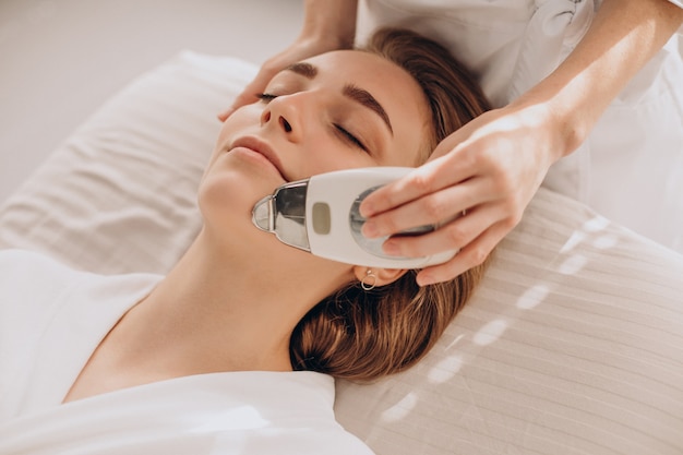 Free photo woman having beauty treatment procedures in a salon