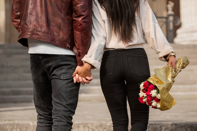 Foto gratuita donna che ha un appuntamento con il suo ragazzo il giorno di san valentino