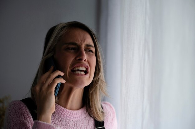 Женщина ссорится с мужем по телефону