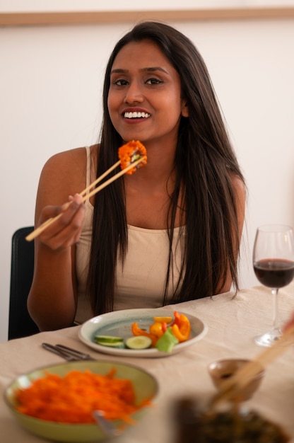 Foto gratuita donna che mangia cibo e bevande a una cena