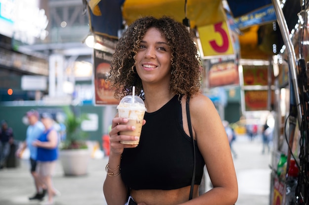 Donna che si diverte al festival del cibo