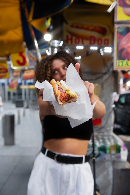 Donna che si diverte al festival del cibo