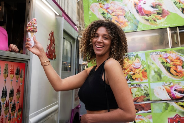 Donna che si diverte al festival del cibo