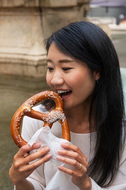 Foto gratuita donna che si diverte al festival del cibo