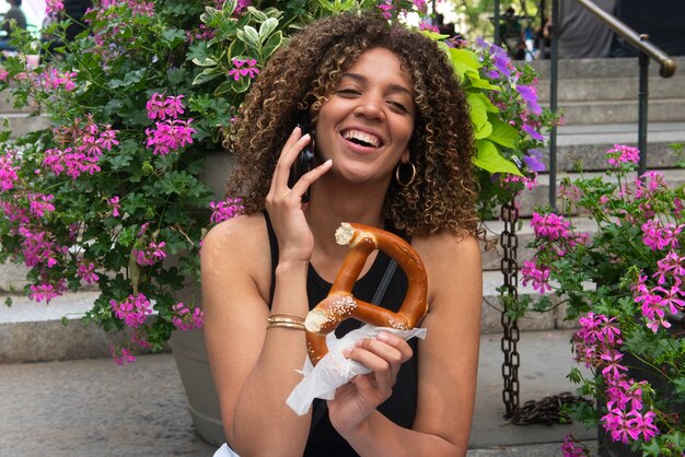 Foto gratuita donna che si diverte al festival del cibo