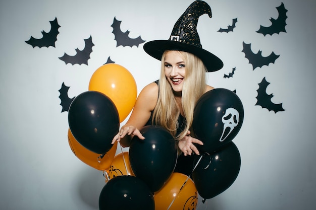 Женщина весело с воздушными шарами на Хэллоуин