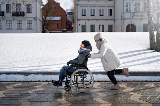 Женщина развлекается со своим другом-инвалидом