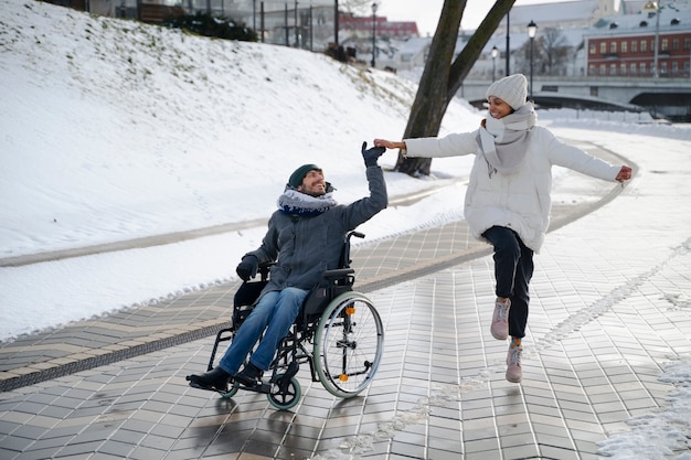 Donna che si diverte con il suo amico disabile