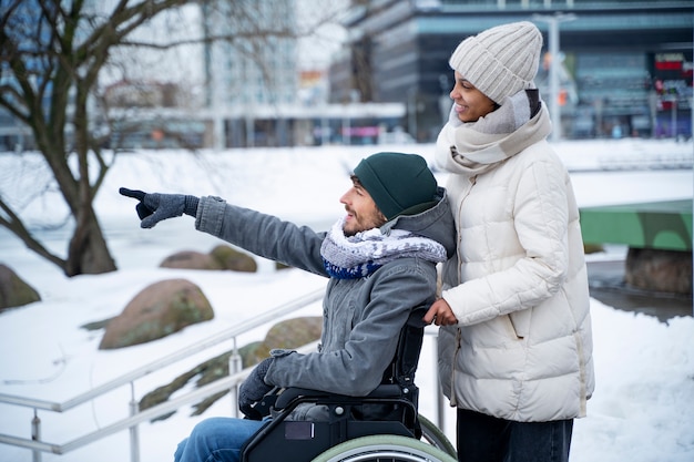 Foto gratuita donna che si diverte con il suo amico disabile