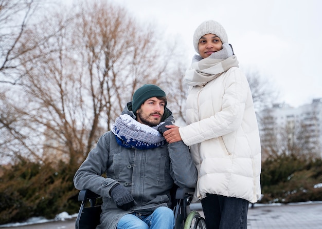 Foto gratuita donna che si diverte con il suo amico disabile