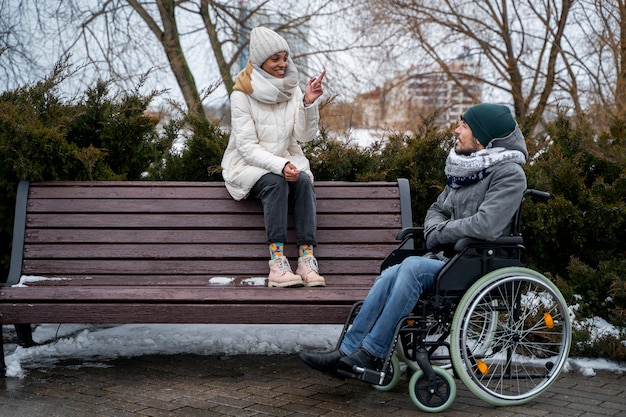 Donna che si diverte con il suo amico disabile