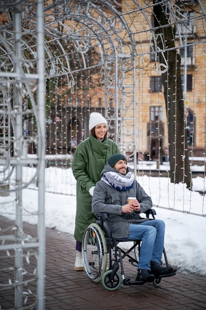 Foto gratuita donna che si diverte con il suo amico disabile