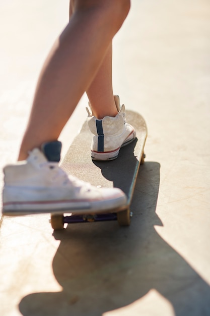 Foto gratuita donna che si diverte con lo skateboard