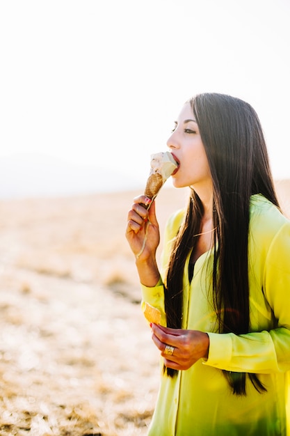 Donna con gelato in giornata di sole