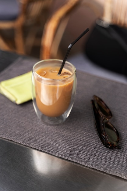 Donna che fa una pausa caffè ghiacciata fuori