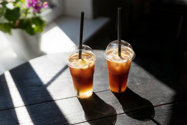 Foto gratuita donna che fa una pausa caffè ghiacciata fuori